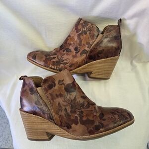 Sofft Women's Sacora booties in a floral print leather. size 10